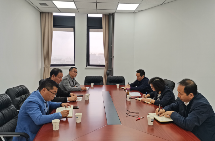 校党委副书记郑丹凤听取驻村工作队汇报研究乡村振兴帮扶工作