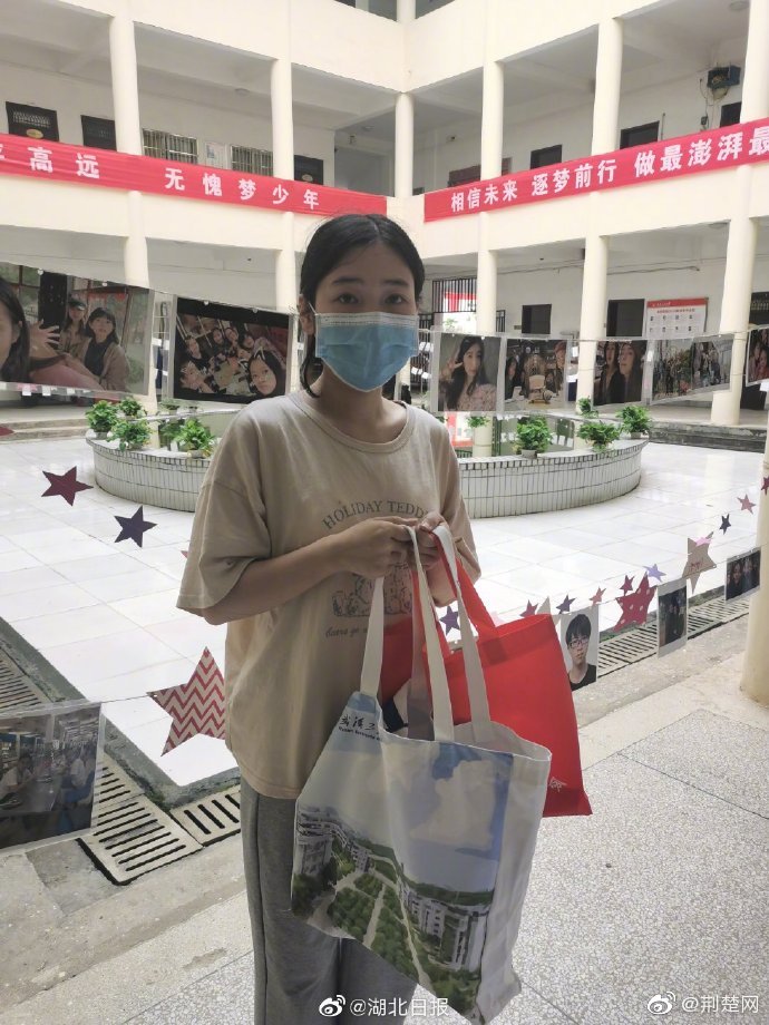 武汉走心了!多所高校给毕业生“送礼” 武汉走心了!多所高校给毕业生“送礼”