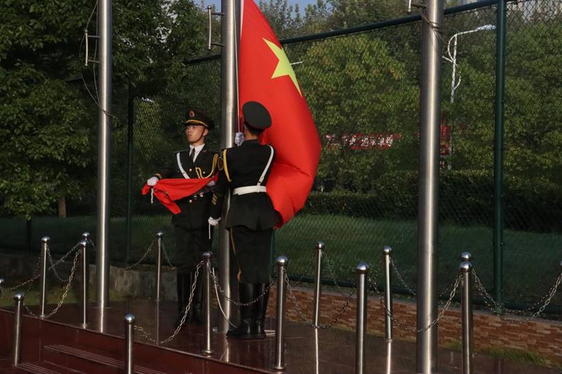 扬爱国精神，做时代青年：庆祝新中国成立72周年升旗仪式顺利举行