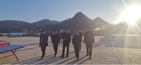 恩施州委副秘书长曾召辉赴学校驻点村调研乡村振兴工作