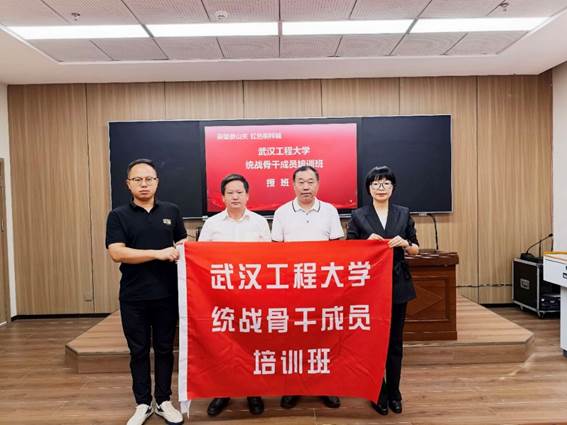 图片包含 站, 男人, 建筑, 大 描述已自动生成 图片包含 站, 男人, 建筑, 大 描述已自动生成